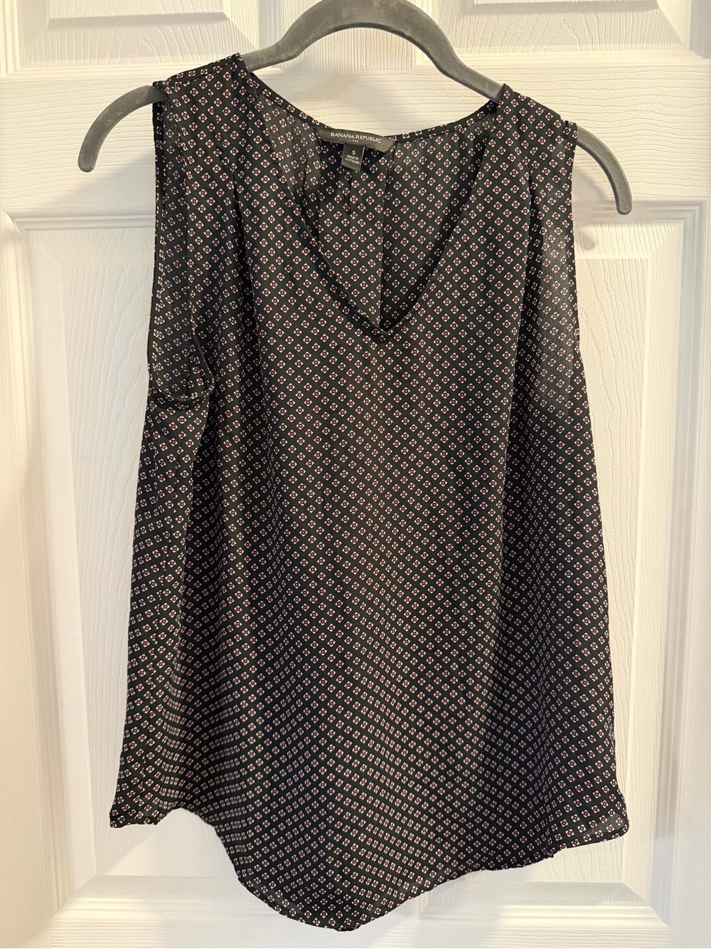 Banana Republic Black Sleeveless V-Neck Camisole with Pink Geo Print